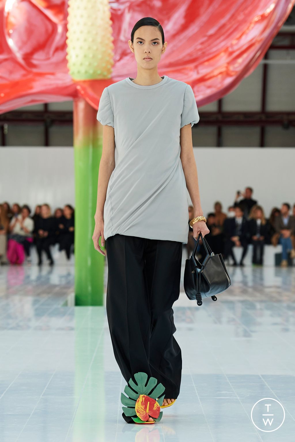 Fashion Week Paris Spring/Summer 2023 look 21 from the Loewe collection womenswear