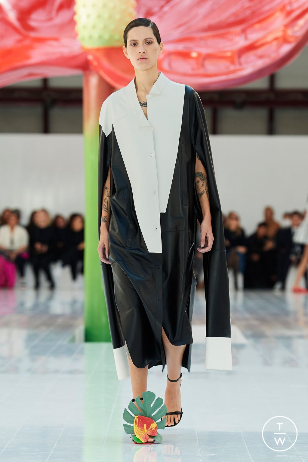 Fashion Week Paris Spring/Summer 2023 look 25 from the Loewe collection womenswear