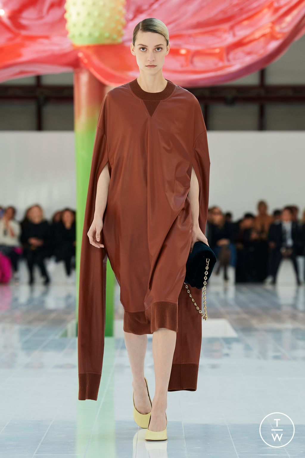 Fashion Week Paris Spring/Summer 2023 look 37 from the Loewe collection 女装