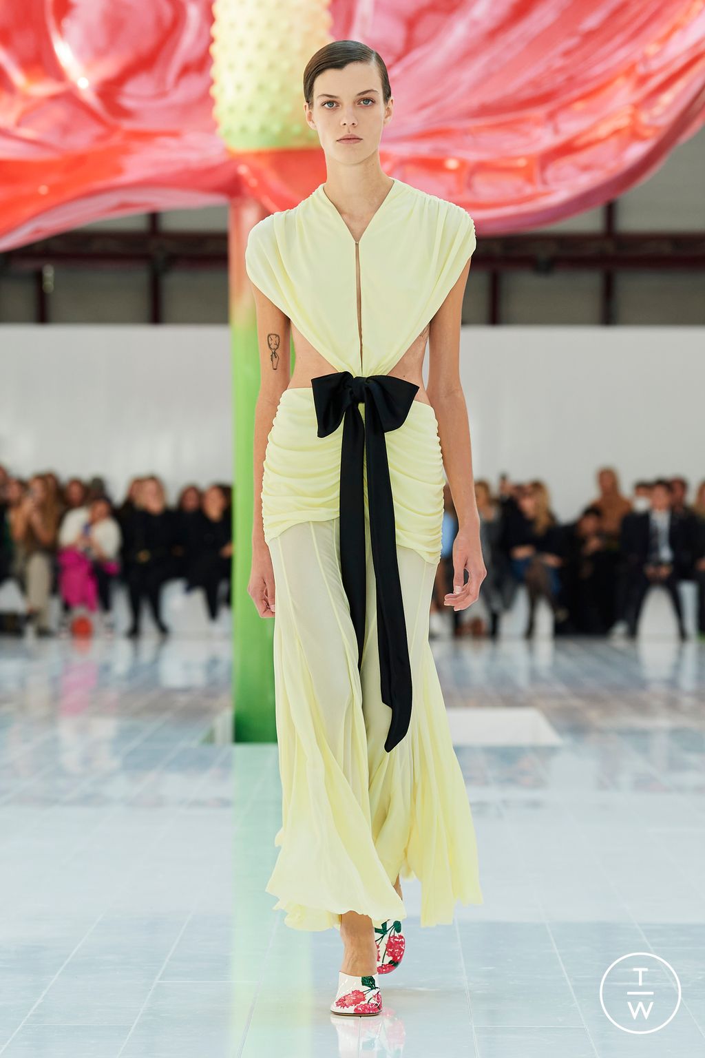 Fashion Week Paris Spring/Summer 2023 look 45 from the Loewe collection 女装