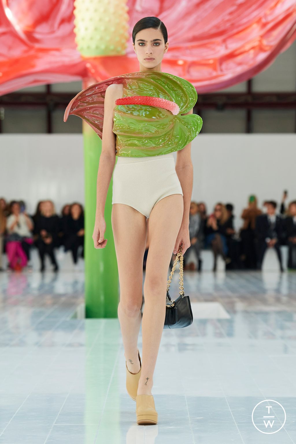 Fashion Week Paris Spring/Summer 2023 look 7 from the Loewe collection womenswear