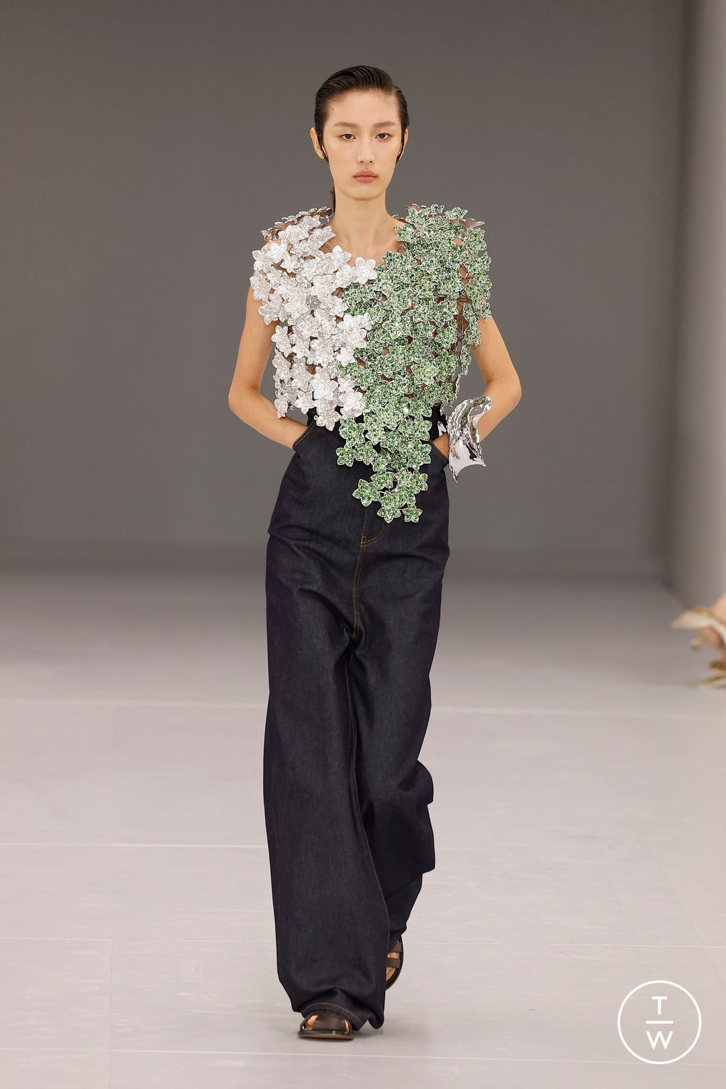 Fashion Week Paris Spring/Summer 2024 look 6 from the Loewe collection 女装