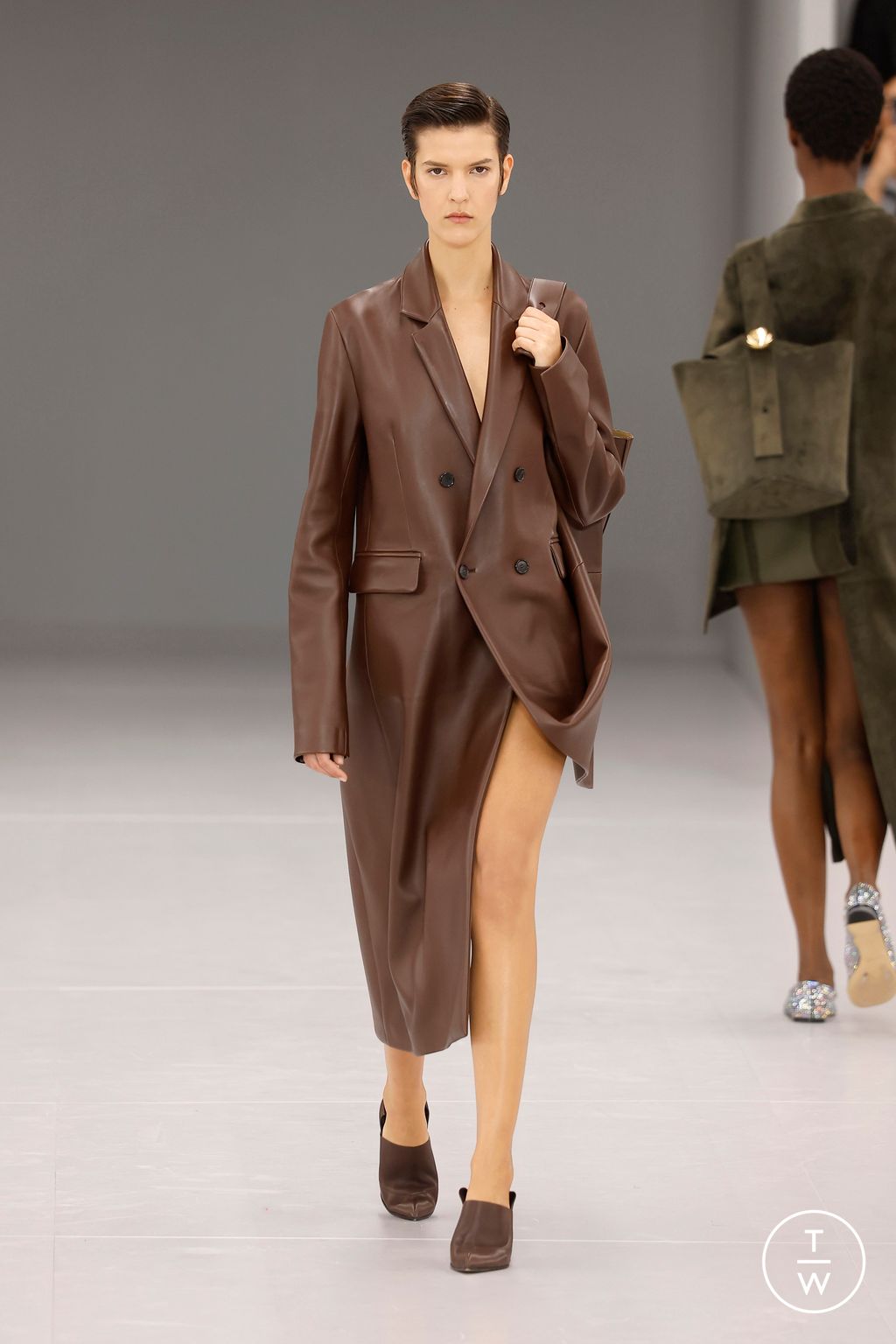 Fashion Week Paris Spring/Summer 2024 look 18 from the Loewe collection womenswear