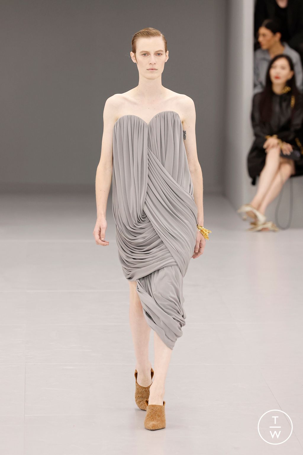 Fashion Week Paris Spring/Summer 2024 look 23 from the Loewe collection womenswear