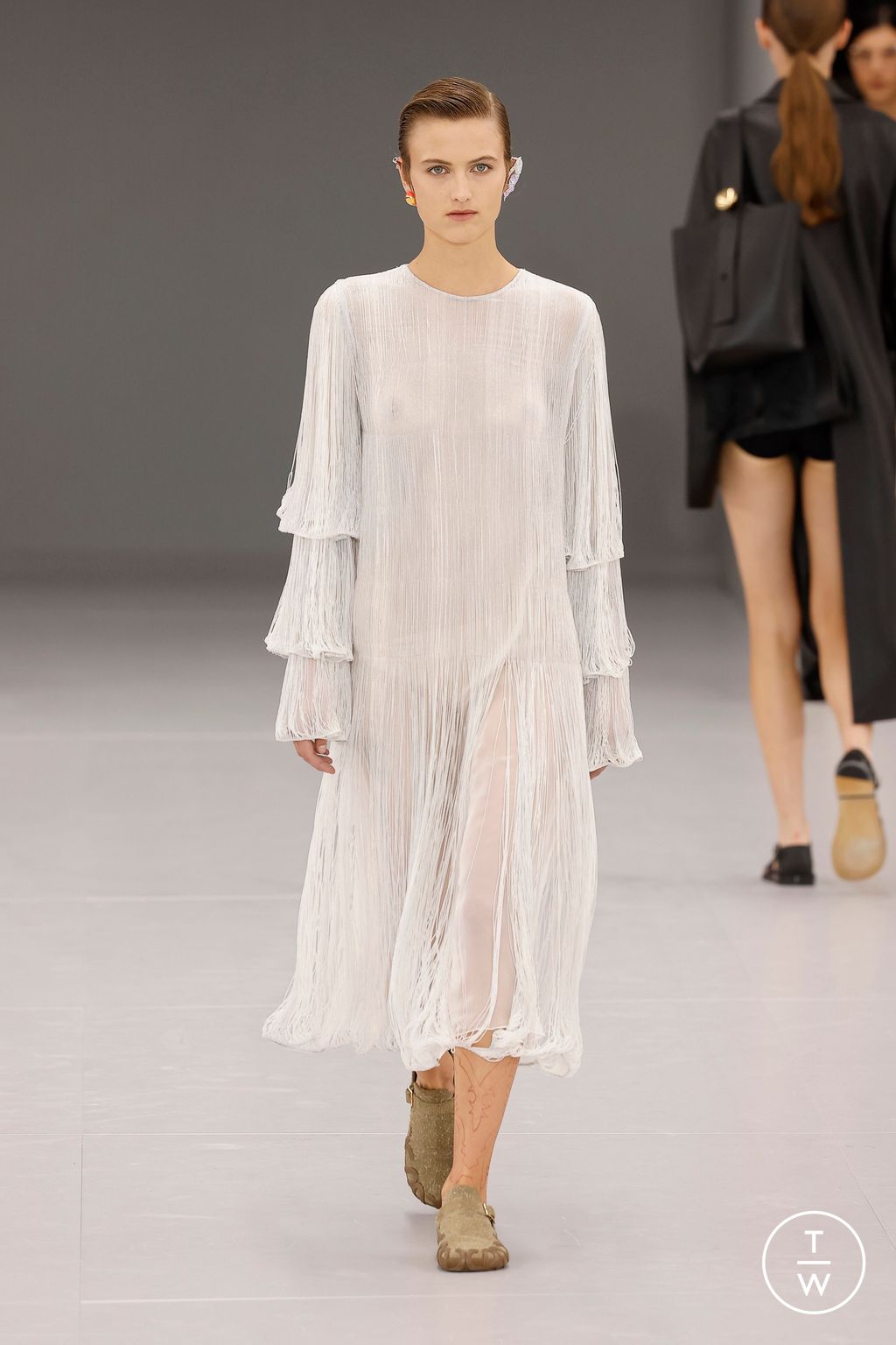 Fashion Week Paris Spring/Summer 2024 look 31 from the Loewe collection womenswear
