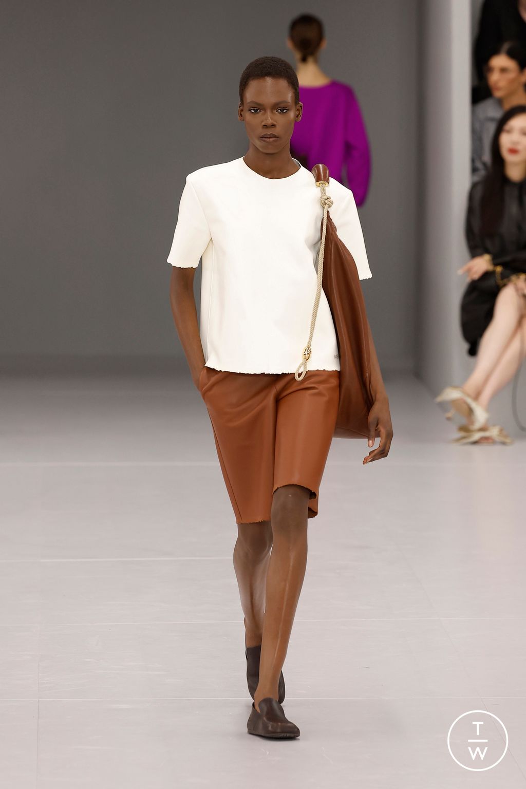 Fashion Week Paris Spring/Summer 2024 look 36 from the Loewe collection womenswear