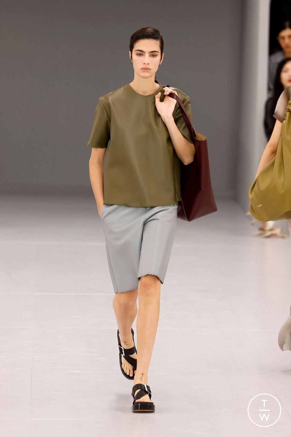Fashion Week Paris Spring/Summer 2024 look 40 from the Loewe collection womenswear