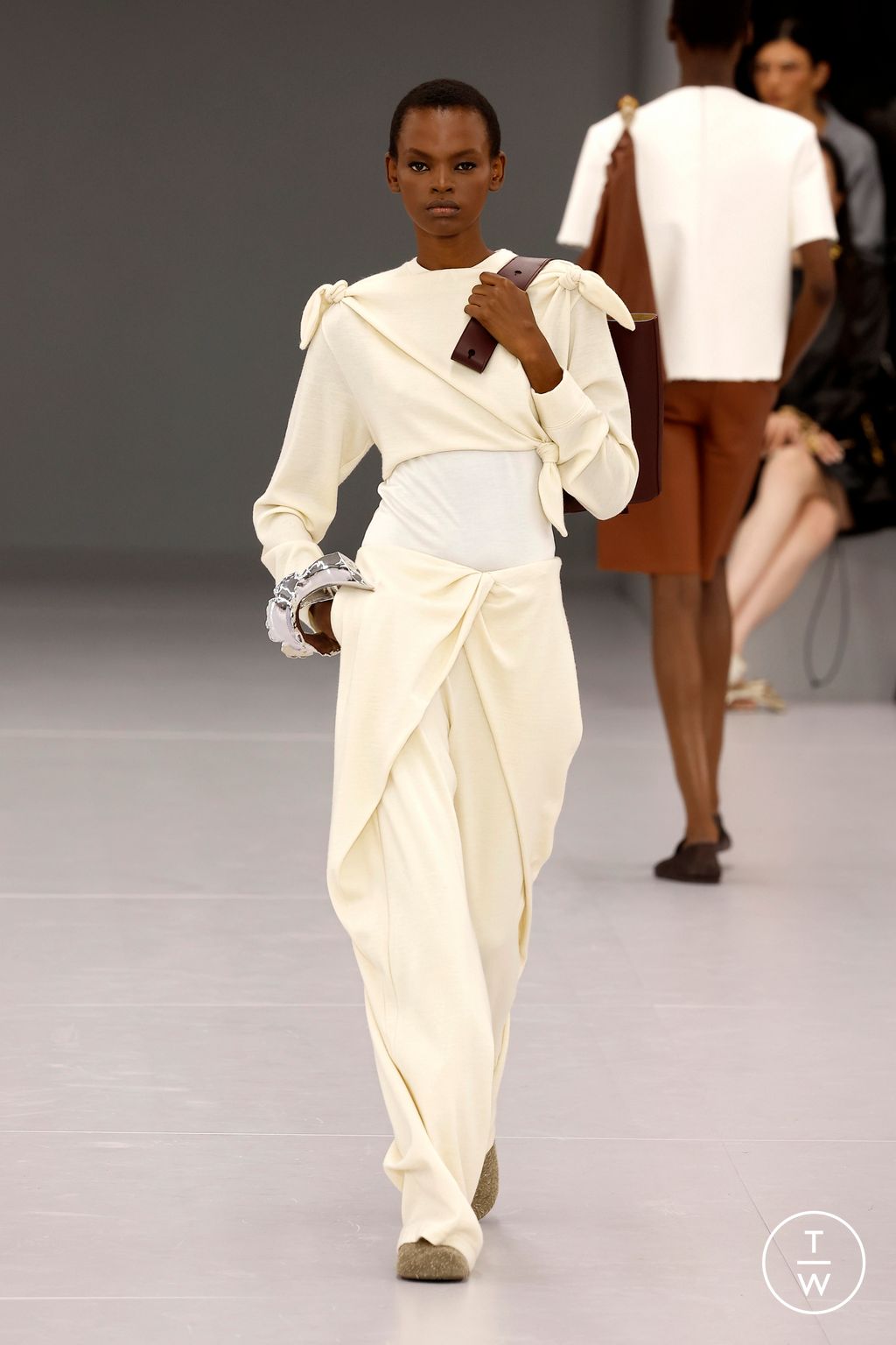 Fashion Week Paris Spring/Summer 2024 look 42 from the Loewe collection 女装