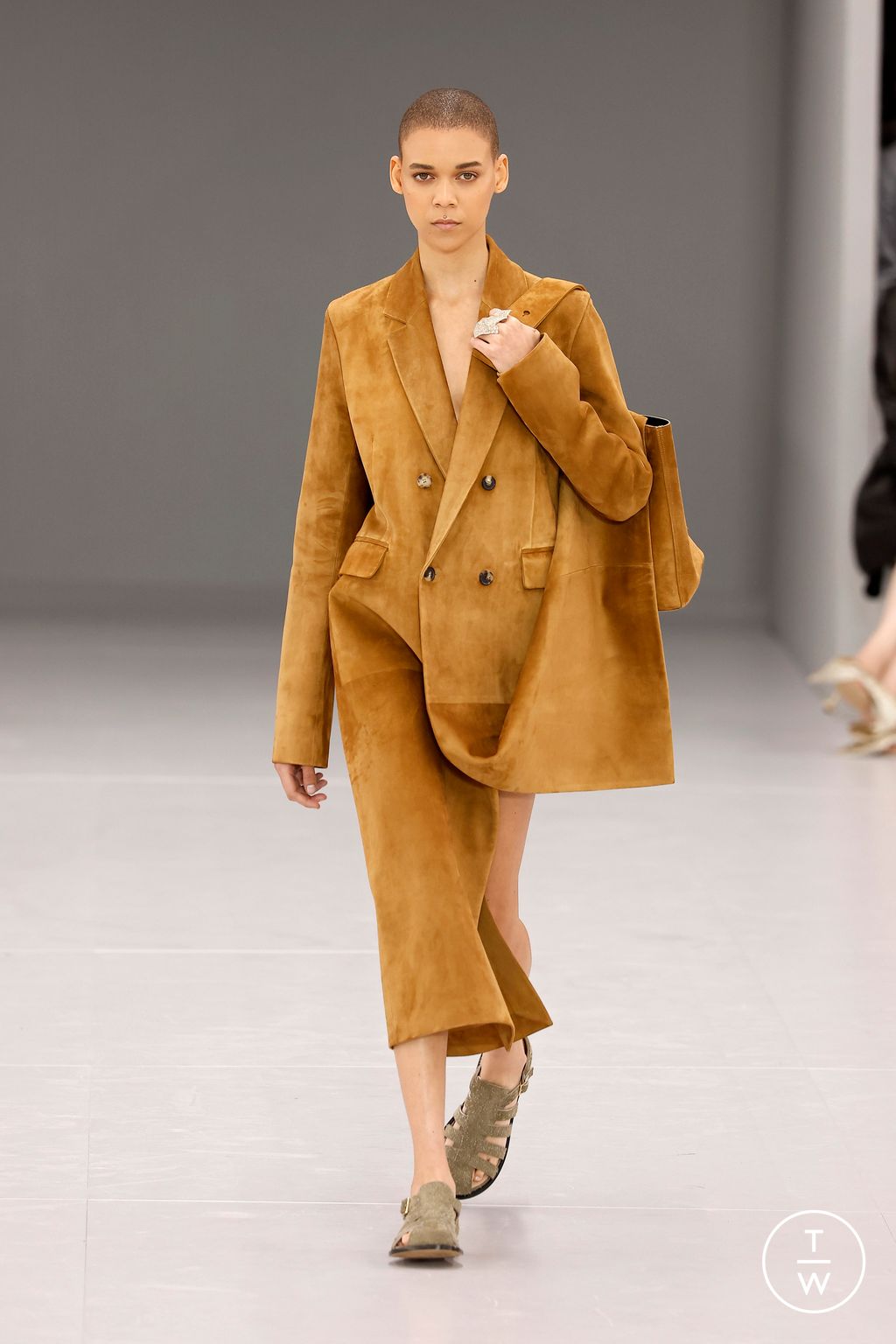 Fashion Week Paris Spring/Summer 2024 look 46 from the Loewe collection 女装