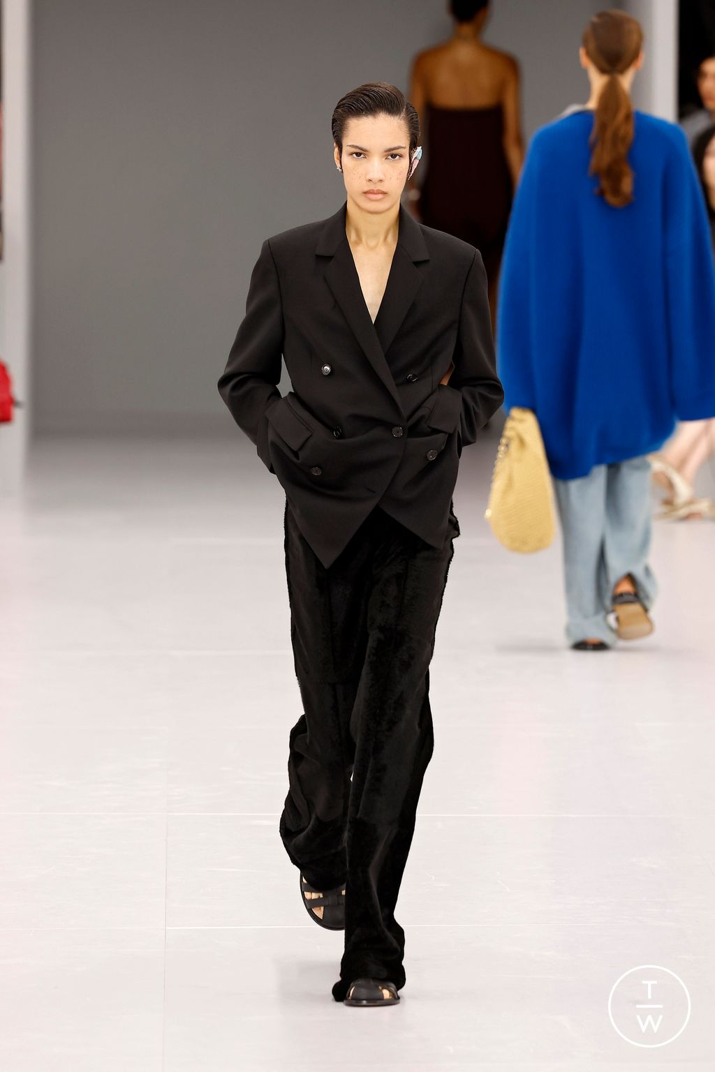 Fashion Week Paris Spring/Summer 2024 look 50 from the Loewe collection womenswear