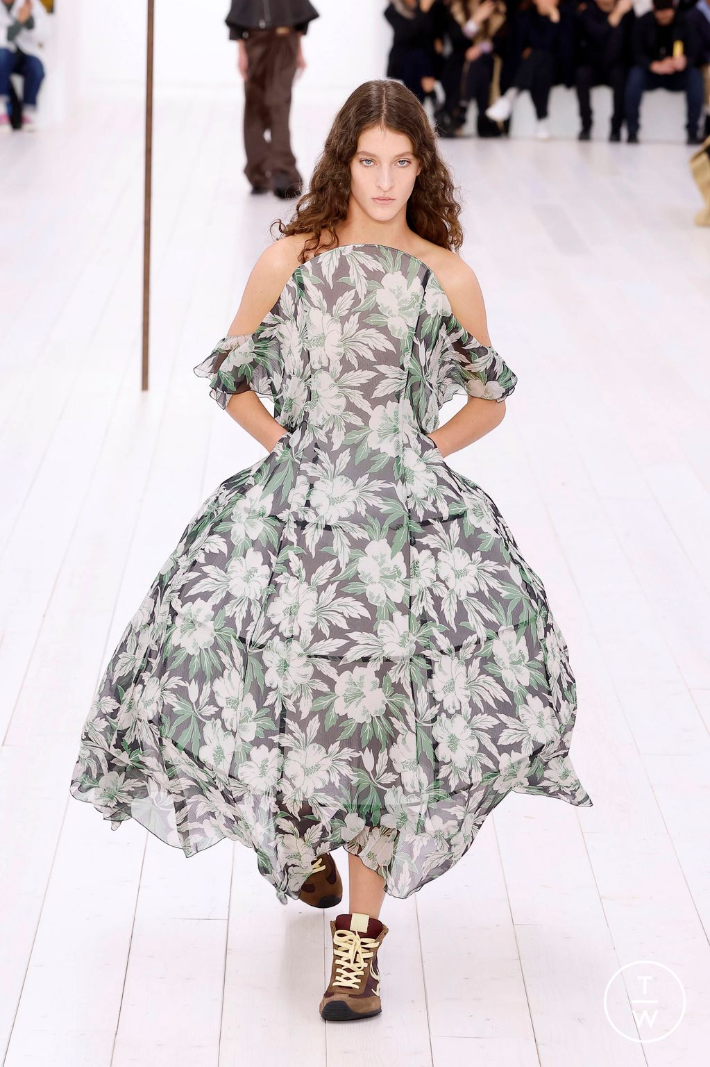 Fashion Week Paris Spring/Summer 2025 look 3 from the Loewe collection womenswear