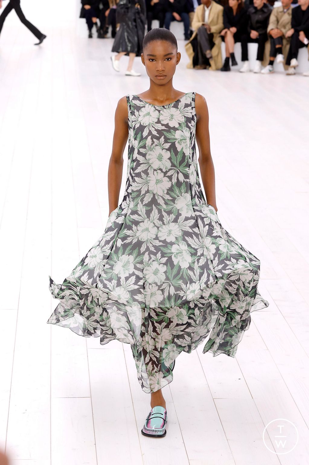 Fashion Week Paris Spring/Summer 2025 look 11 from the Loewe collection womenswear