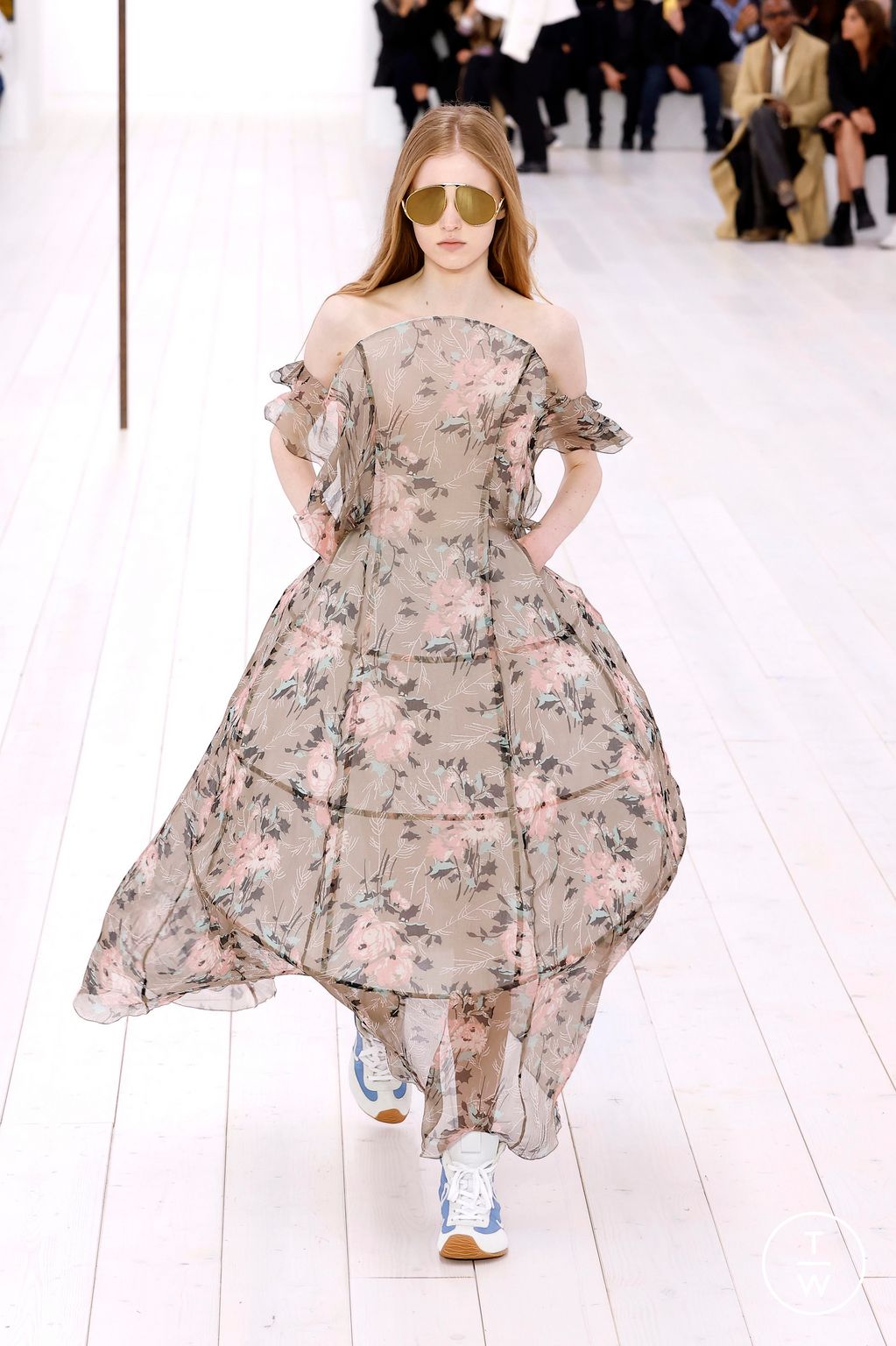Fashion Week Paris Spring-Summer 2025 look 15 from the Loewe collection womenswear