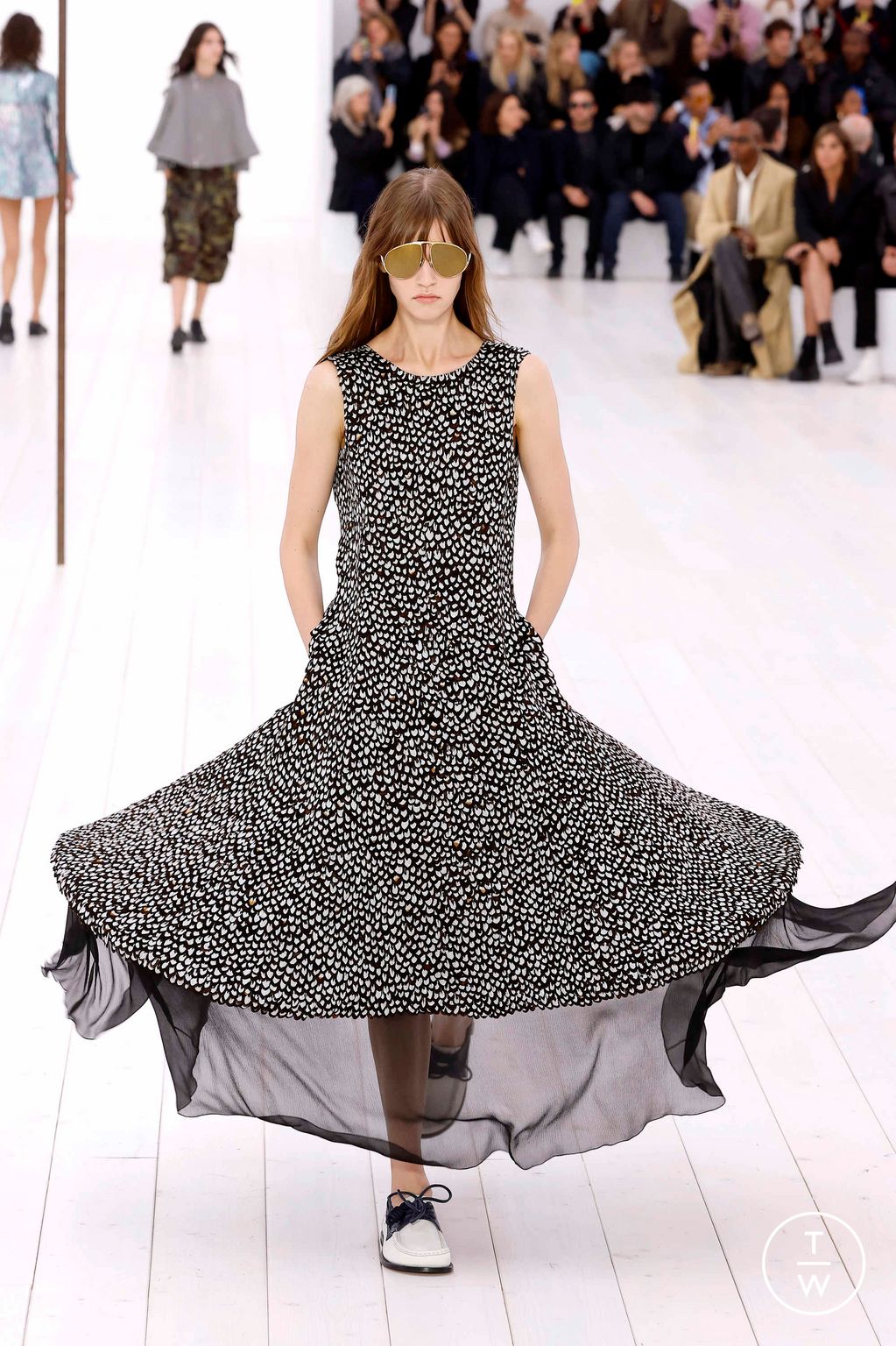 Fashion Week Paris Spring-Summer 2025 look 26 from the Loewe collection womenswear