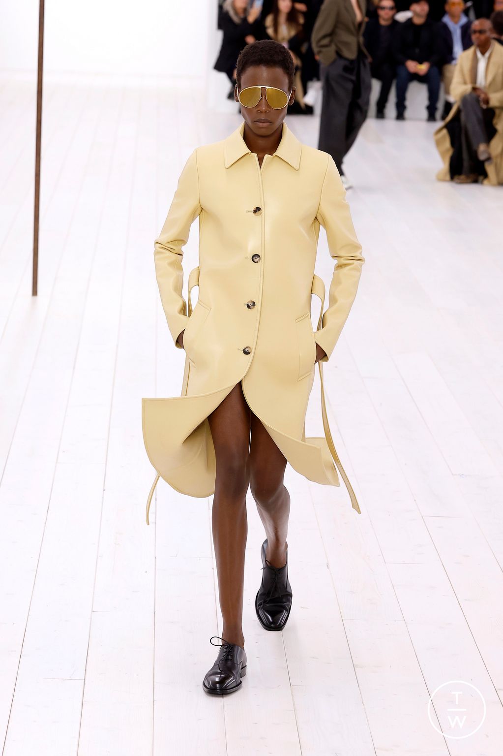 Fashion Week Paris Spring-Summer 2025 look 36 from the Loewe collection 女装