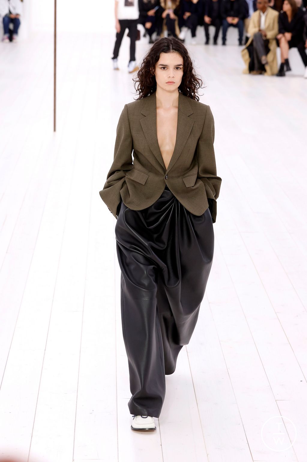 Fashion Week Paris Spring-Summer 2025 look 37 from the Loewe collection 女装