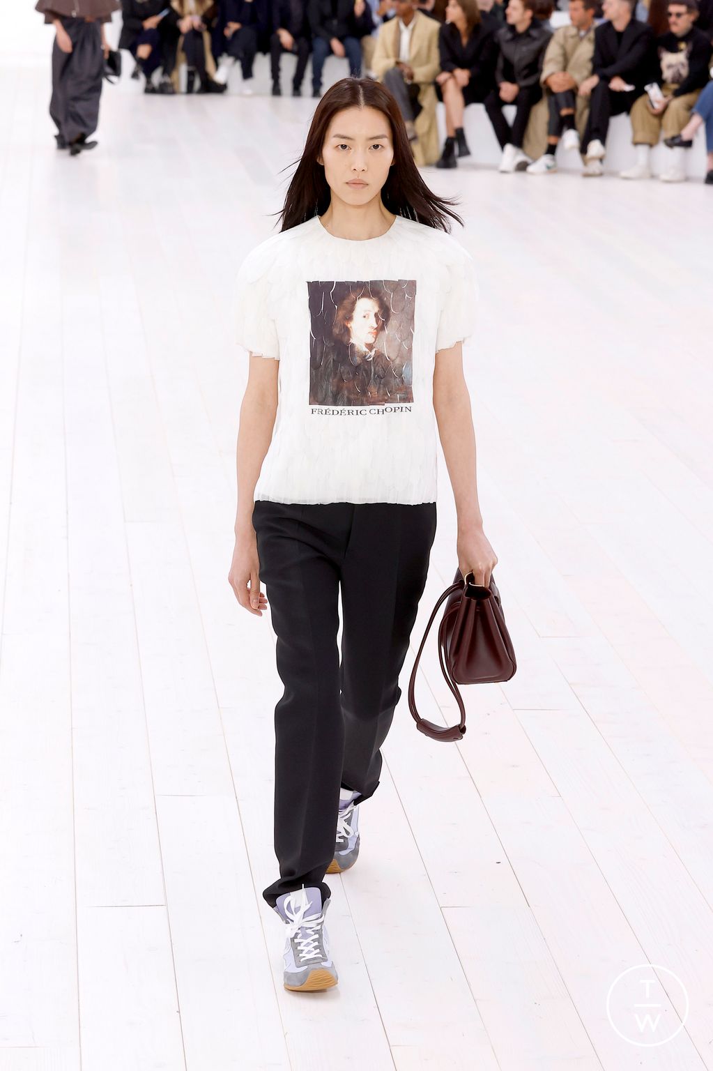 Fashion Week Paris Spring/Summer 2025 look 38 from the Loewe collection womenswear