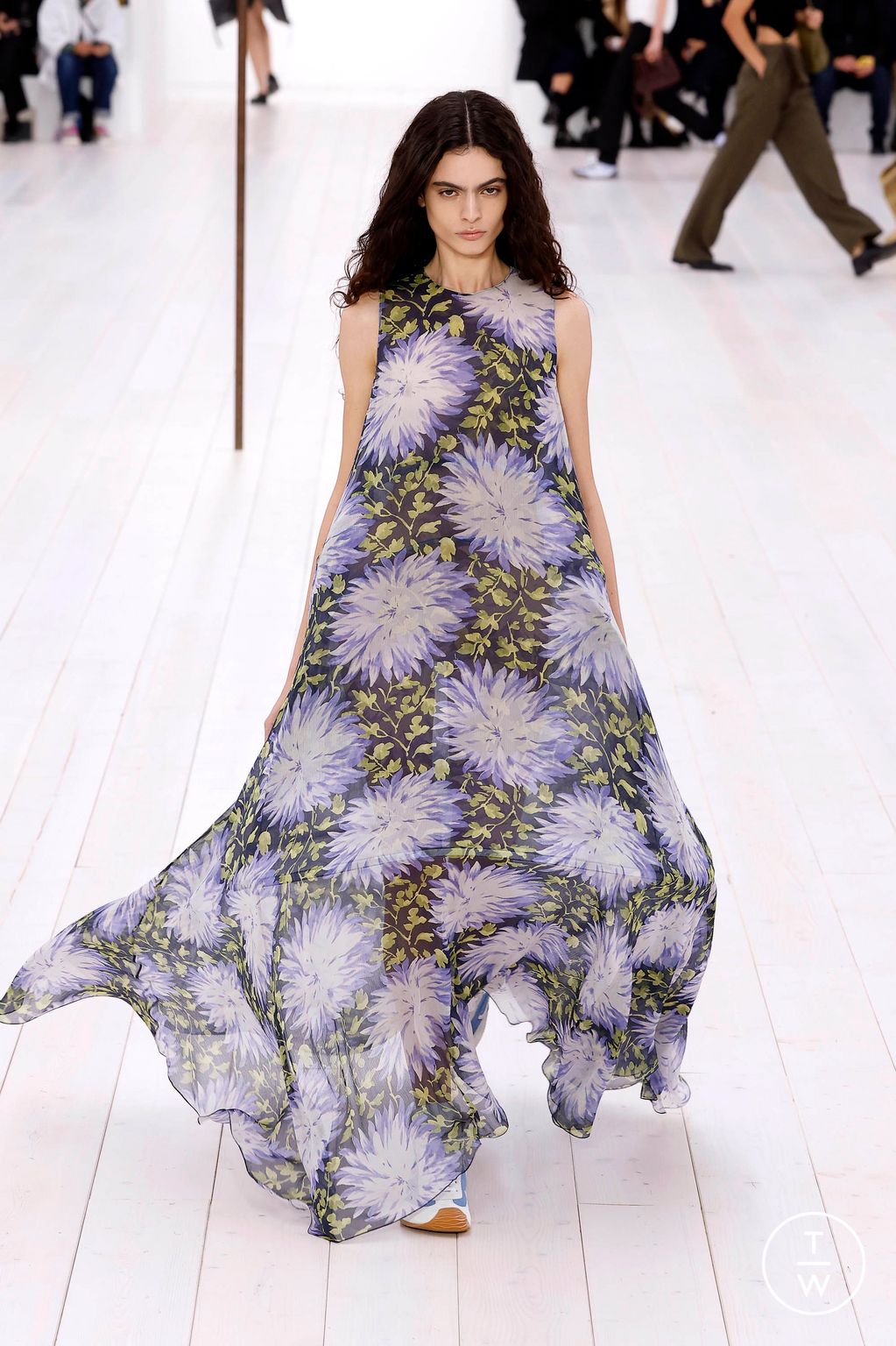 Fashion Week Paris Spring/Summer 2025 look 40 from the Loewe collection womenswear