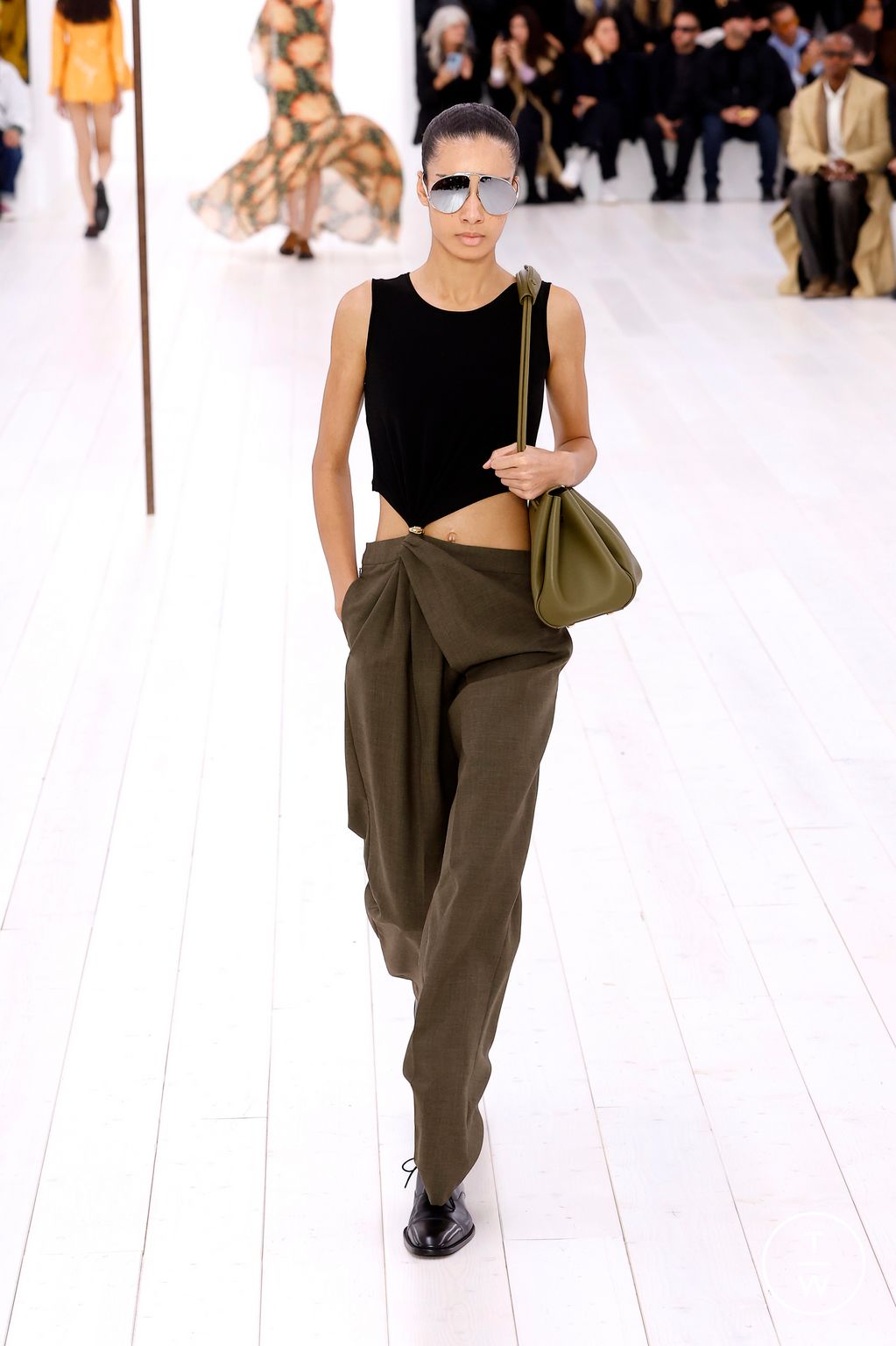 Fashion Week Paris Spring-Summer 2025 look 41 from the Loewe collection 女装