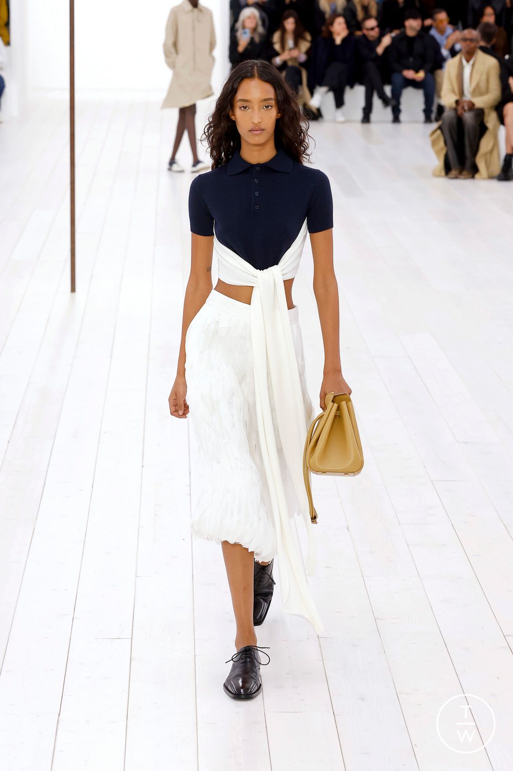 Fashion Week Paris Spring/Summer 2025 look 44 from the Loewe collection womenswear