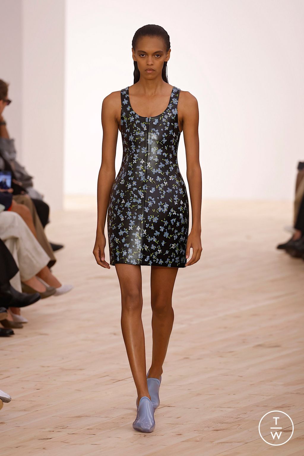 Fashion Week Paris Spring/Summer 2026 look 6 from the Loewe collection womenswear