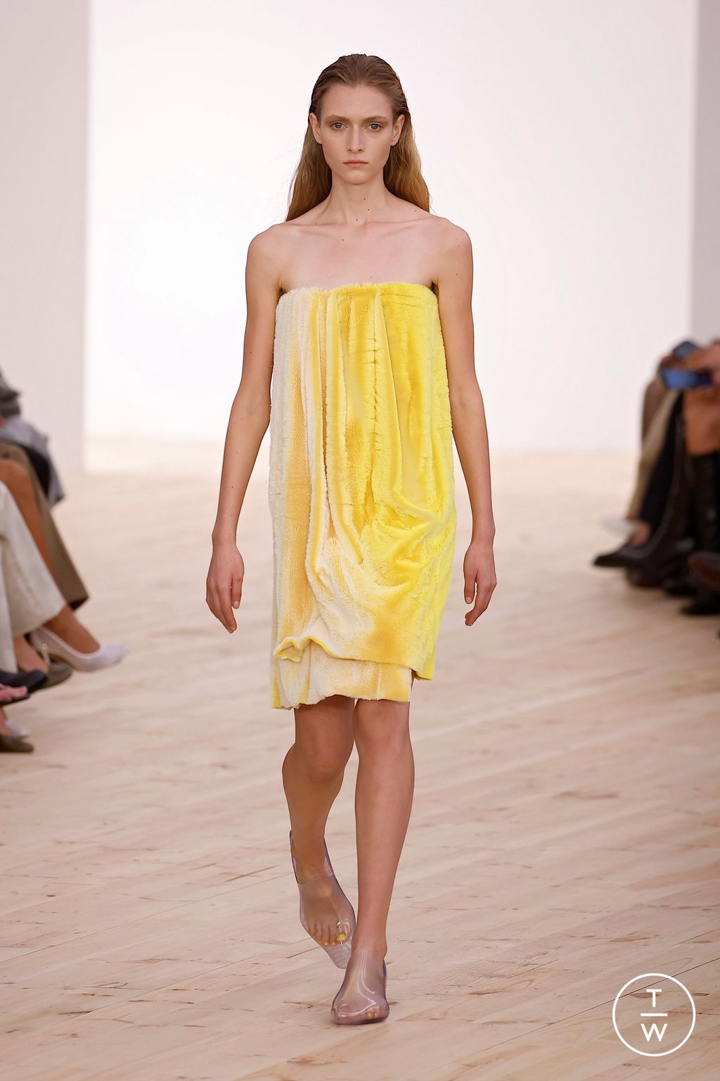 Fashion Week Paris Spring/Summer 2026 look 33 from the Loewe collection womenswear