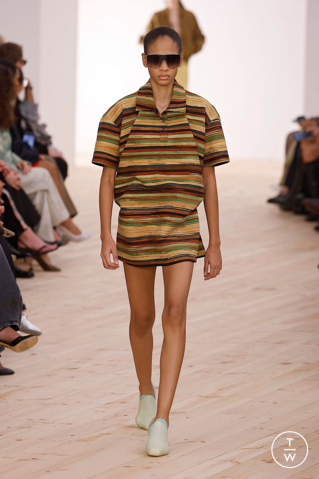 Fashion Week Paris Spring/Summer 2026 look 39 from the Loewe collection womenswear