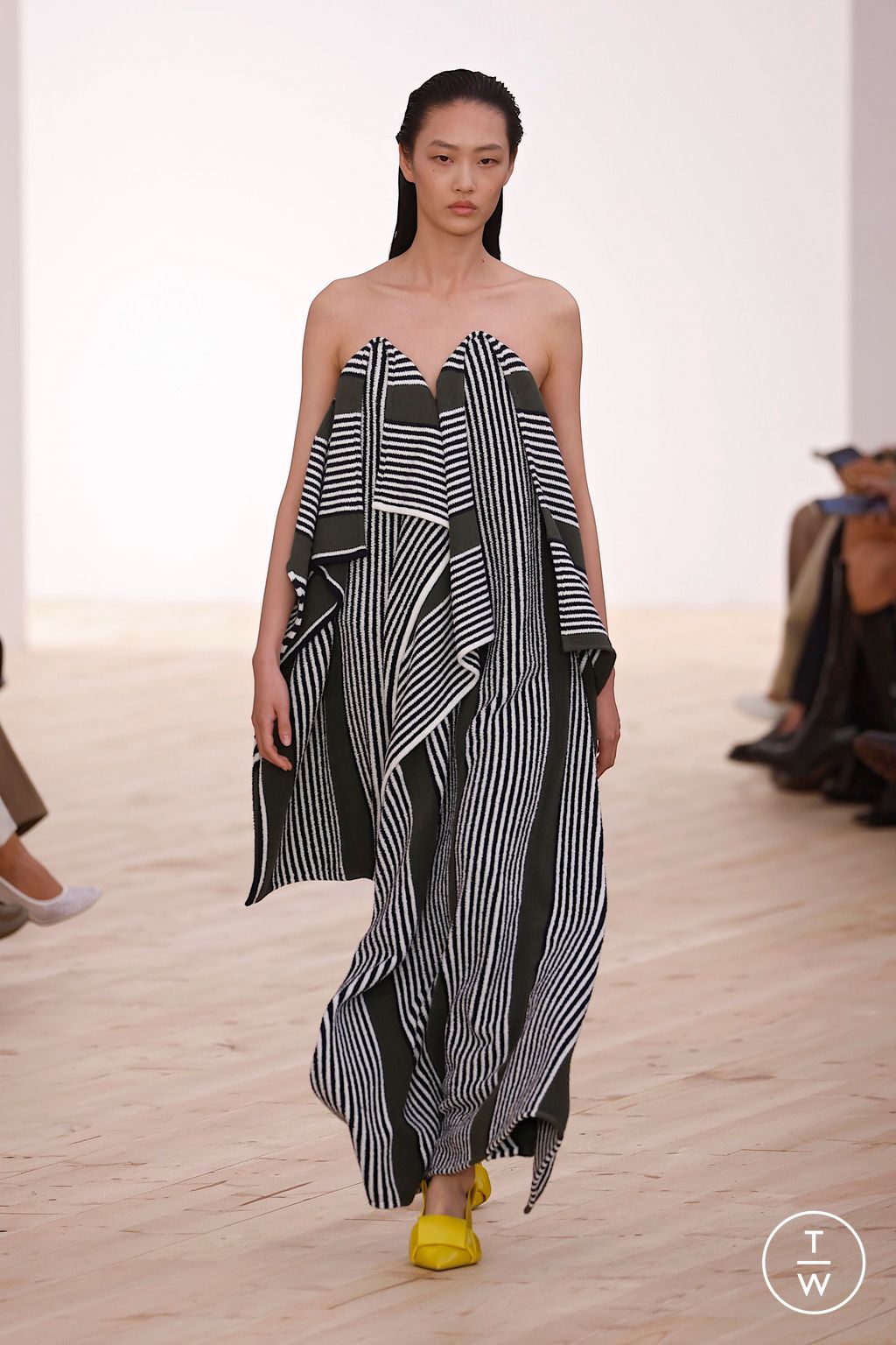 Fashion Week Paris Spring/Summer 2026 look 42 from the Loewe collection womenswear