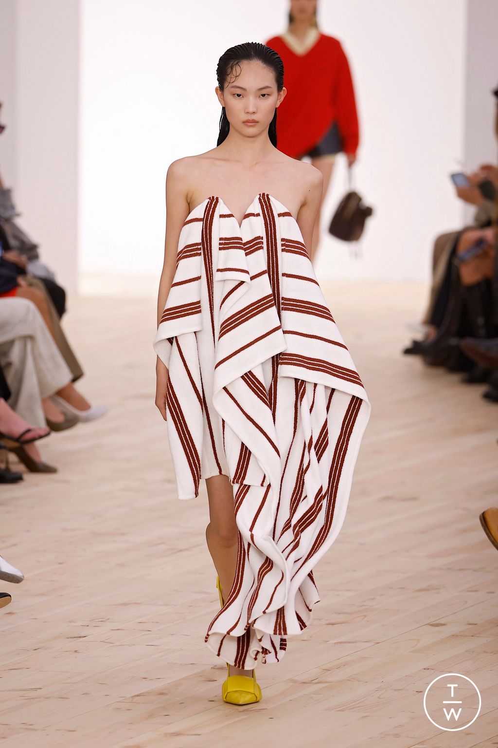 Fashion Week Paris Spring/Summer 2026 look 44 from the Loewe collection womenswear