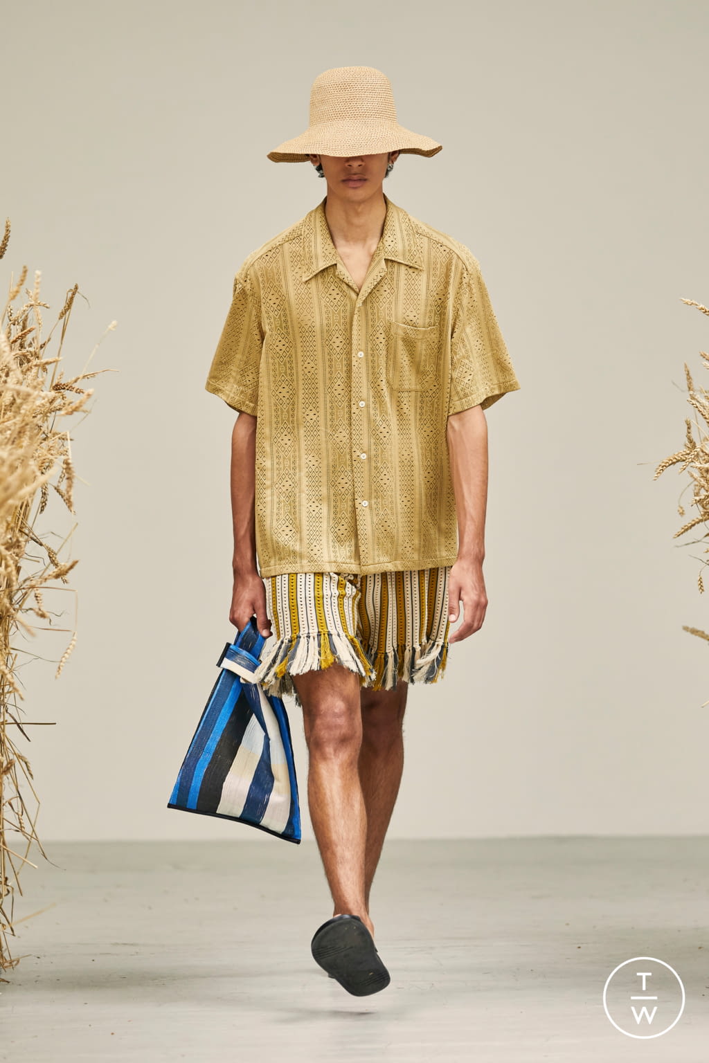 Fashion Week Paris Spring/Summer 2021 look 19 from the CMMN SWDN collection menswear