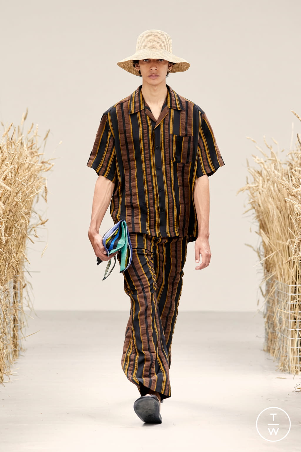 Fashion Week Paris Spring/Summer 2021 look 8 from the CMMN SWDN collection menswear
