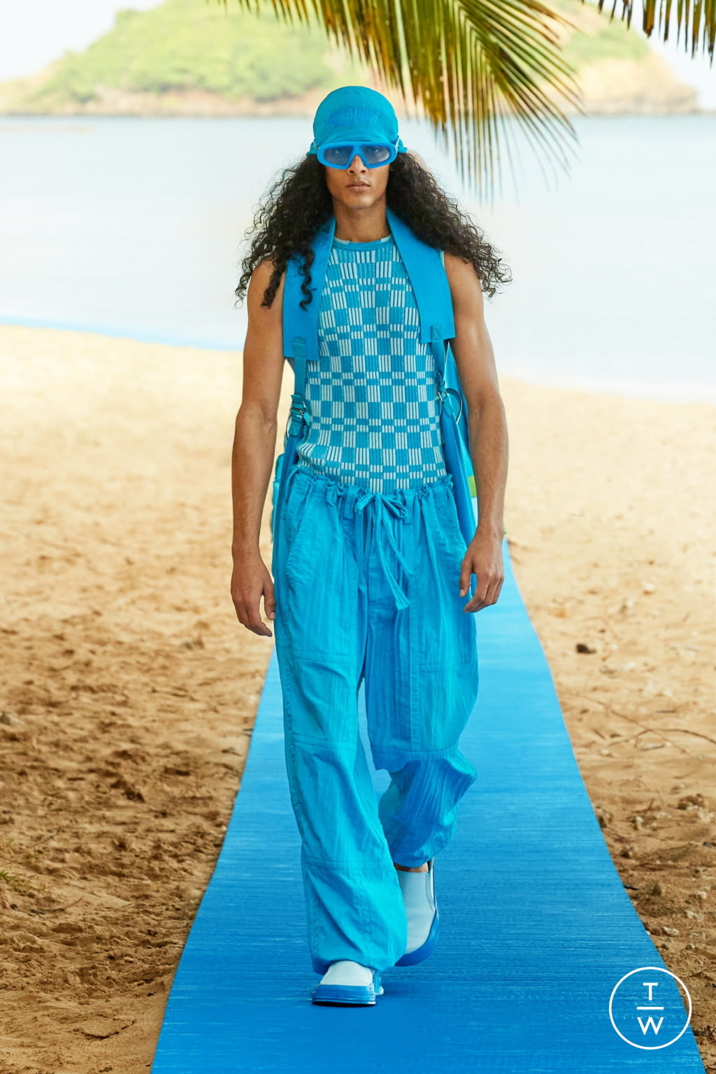 Fashion Week Paris Spring/Summer 2022 look 13 from the Jacquemus collection womenswear