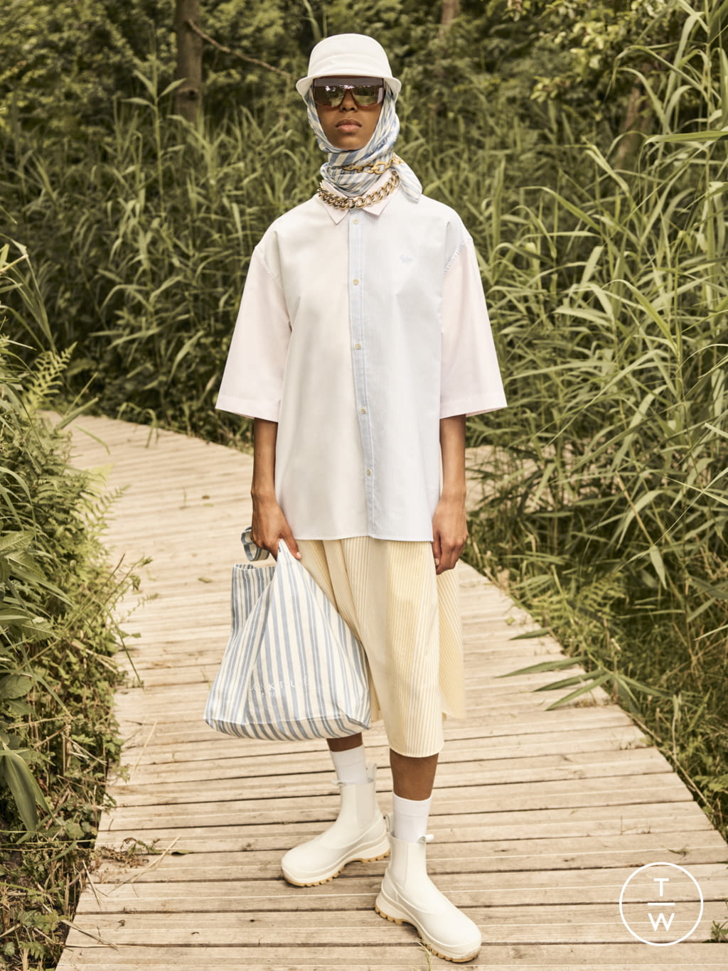 Fashion Week Paris Spring/Summer 2022 look 14 from the Maison Kitsuné collection womenswear