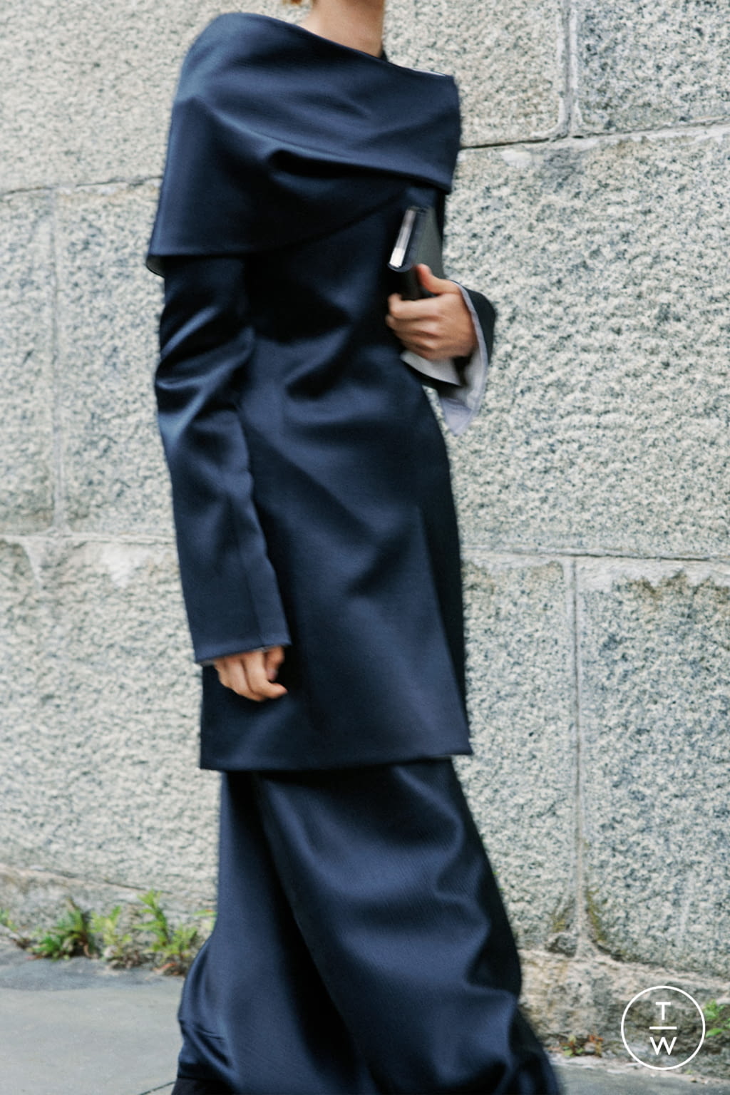 Fashion Week New York Pre-Fall 2022 look 17 from the The Row collection womenswear