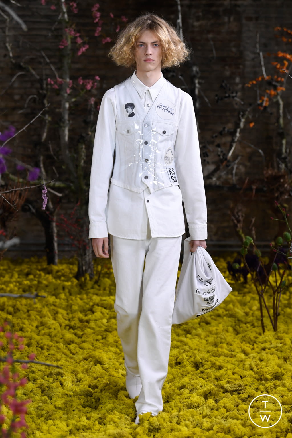 Fashion Week Paris Spring/Summer 2021 look 17 from the Raf Simons collection 女装