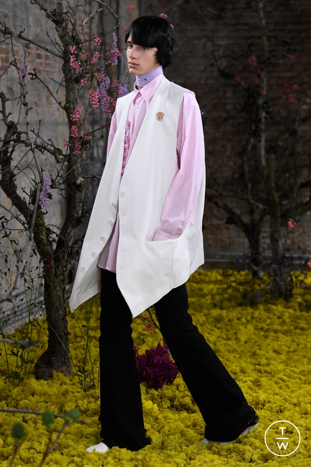 Fashion Week Paris Spring/Summer 2021 look 18 from the Raf Simons collection womenswear