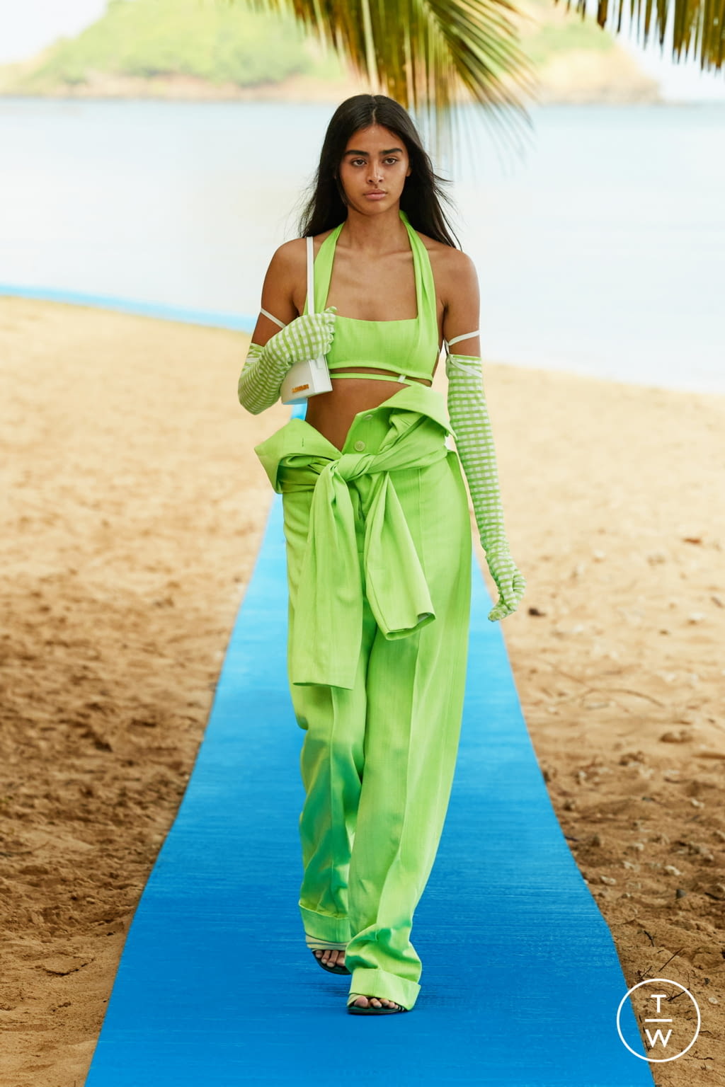 Fashion Week Paris Spring/Summer 2022 look 18 from the Jacquemus collection womenswear