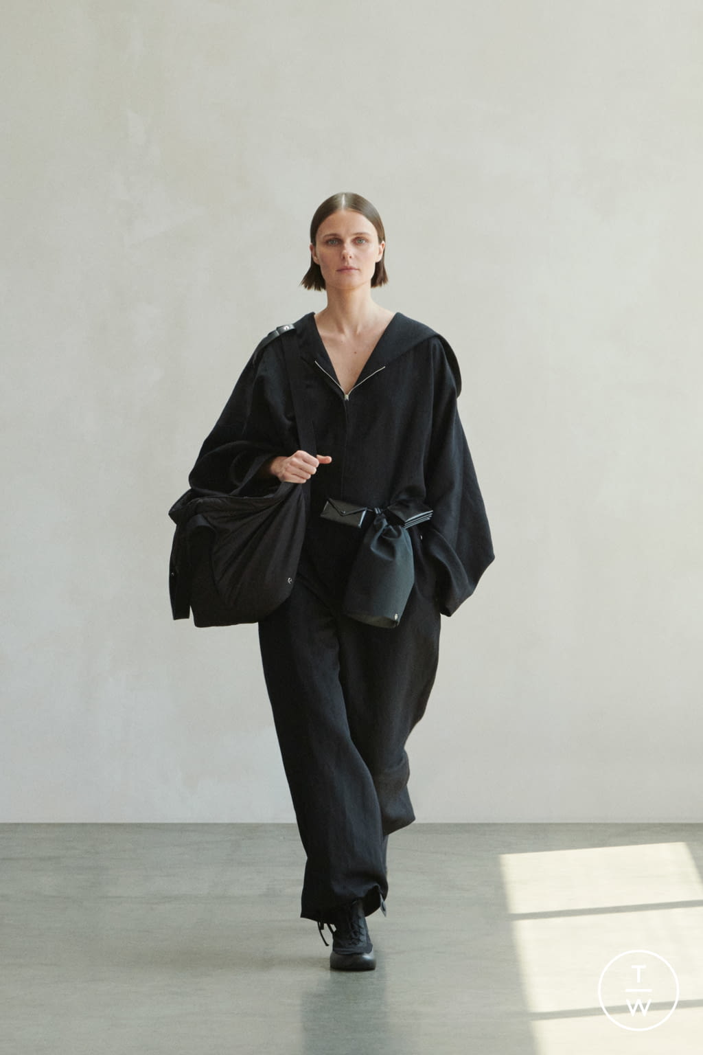 Fashion Week New York Spring/Summer 2022 look 19 from the The Row collection womenswear