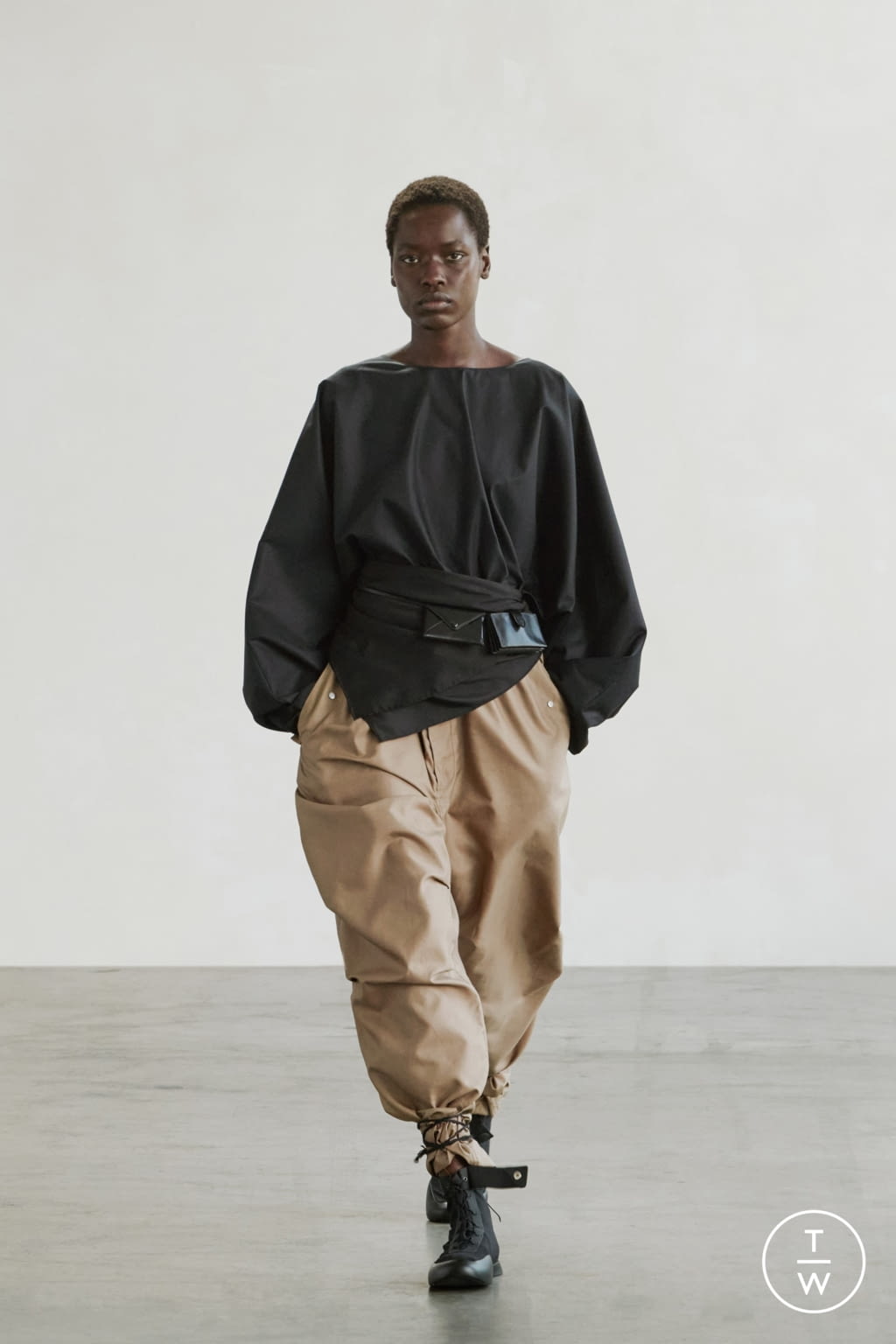 Fashion Week New York Spring/Summer 2022 look 2 from the The Row collection womenswear
