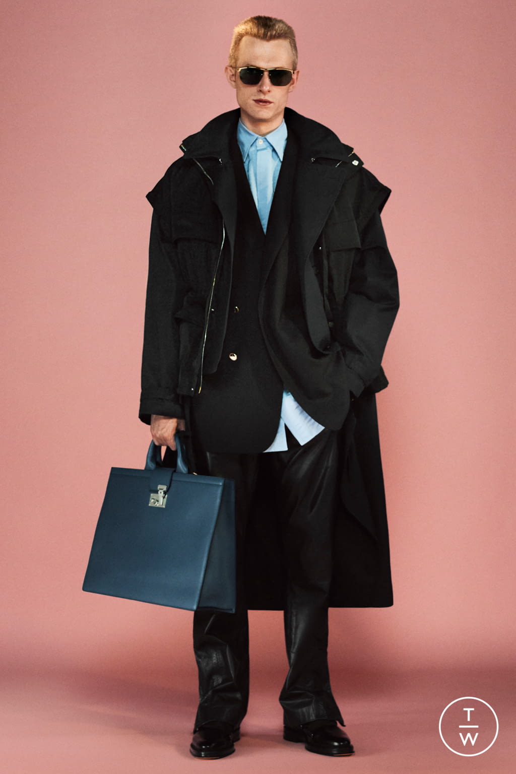 Fashion Week Paris Spring/Summer 2022 look 2 from the Dunhill collection menswear