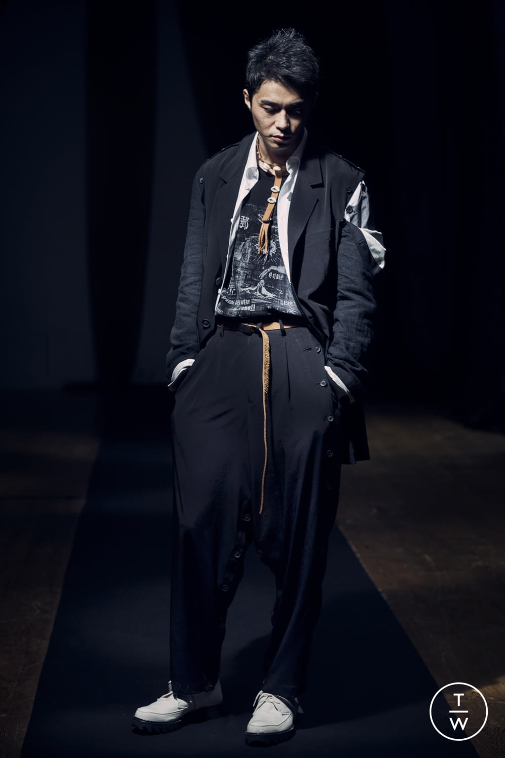Fashion Week Paris Spring/Summer 2021 look 2 from the Yohji Yamamoto collection menswear