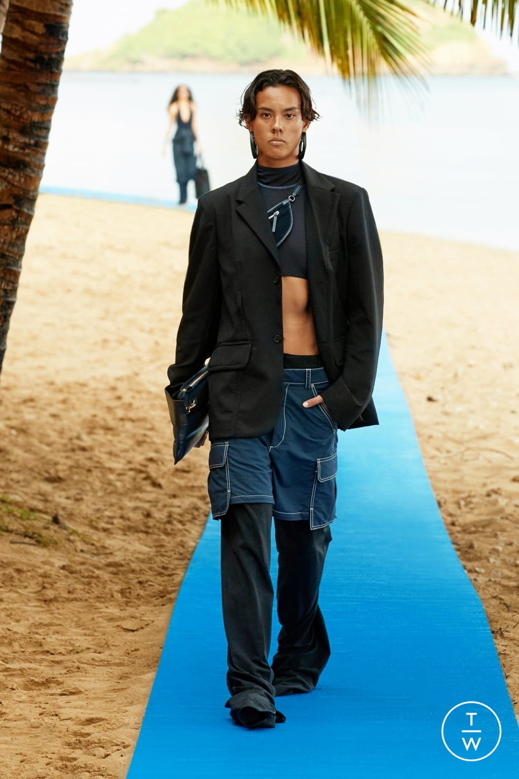 Fashion Week Paris Spring/Summer 2022 look 21 from the Jacquemus collection womenswear