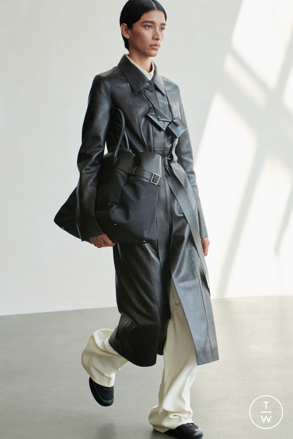 Fashion Week New York Spring/Summer 2022 look 21 from the The Row collection womenswear