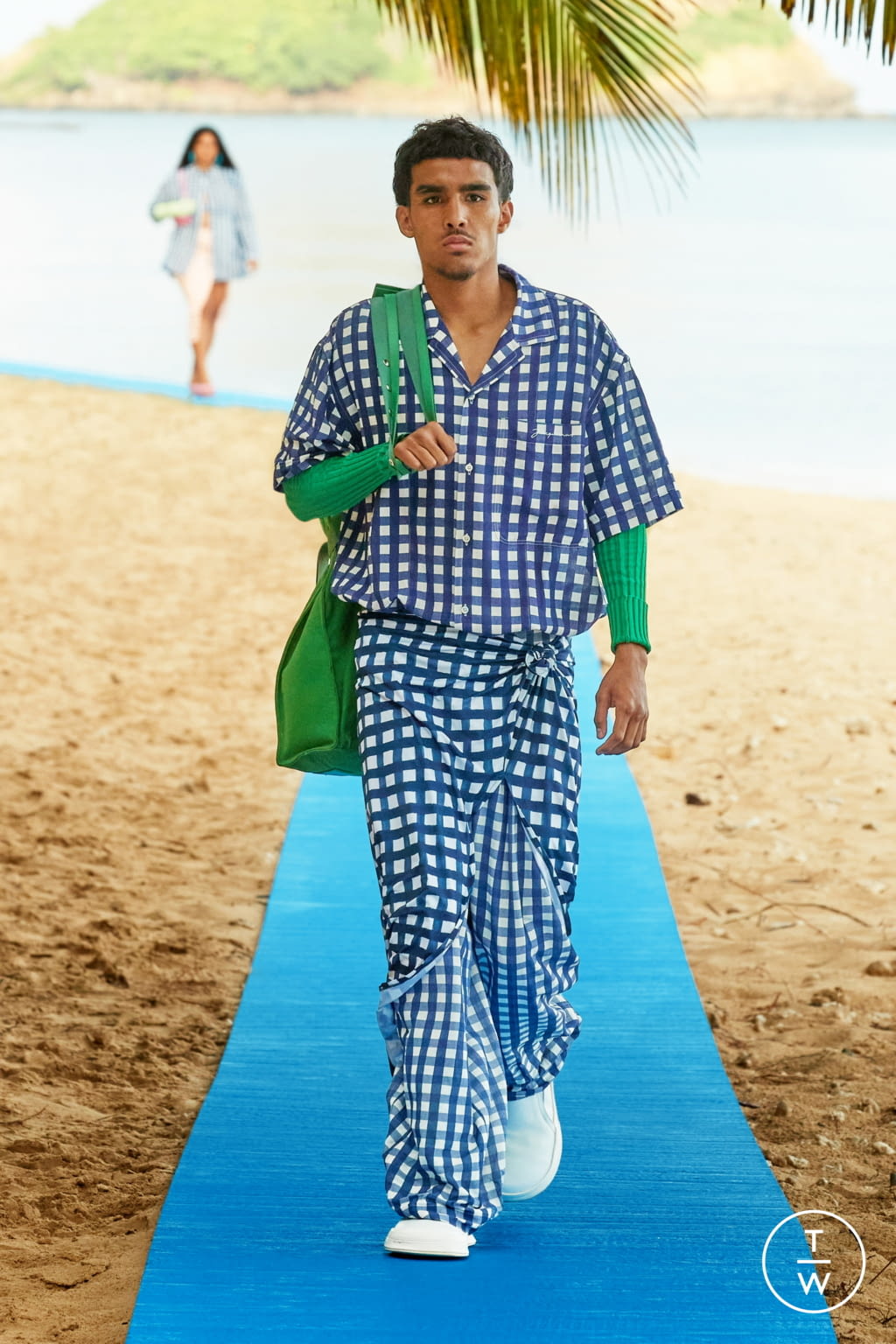 Fashion Week Paris Spring/Summer 2022 look 24 from the Jacquemus collection 女装