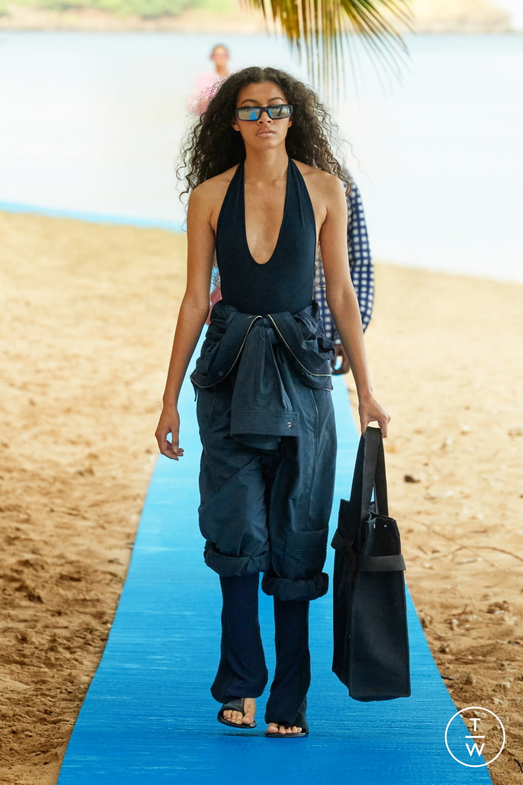 Fashion Week Paris Spring/Summer 2022 look 25 from the Jacquemus collection womenswear