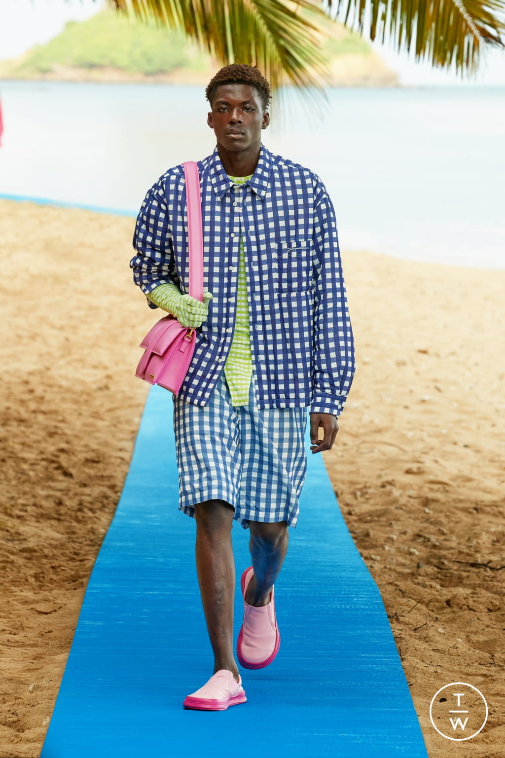 Fashion Week Paris Spring/Summer 2022 look 26 from the Jacquemus collection 女装