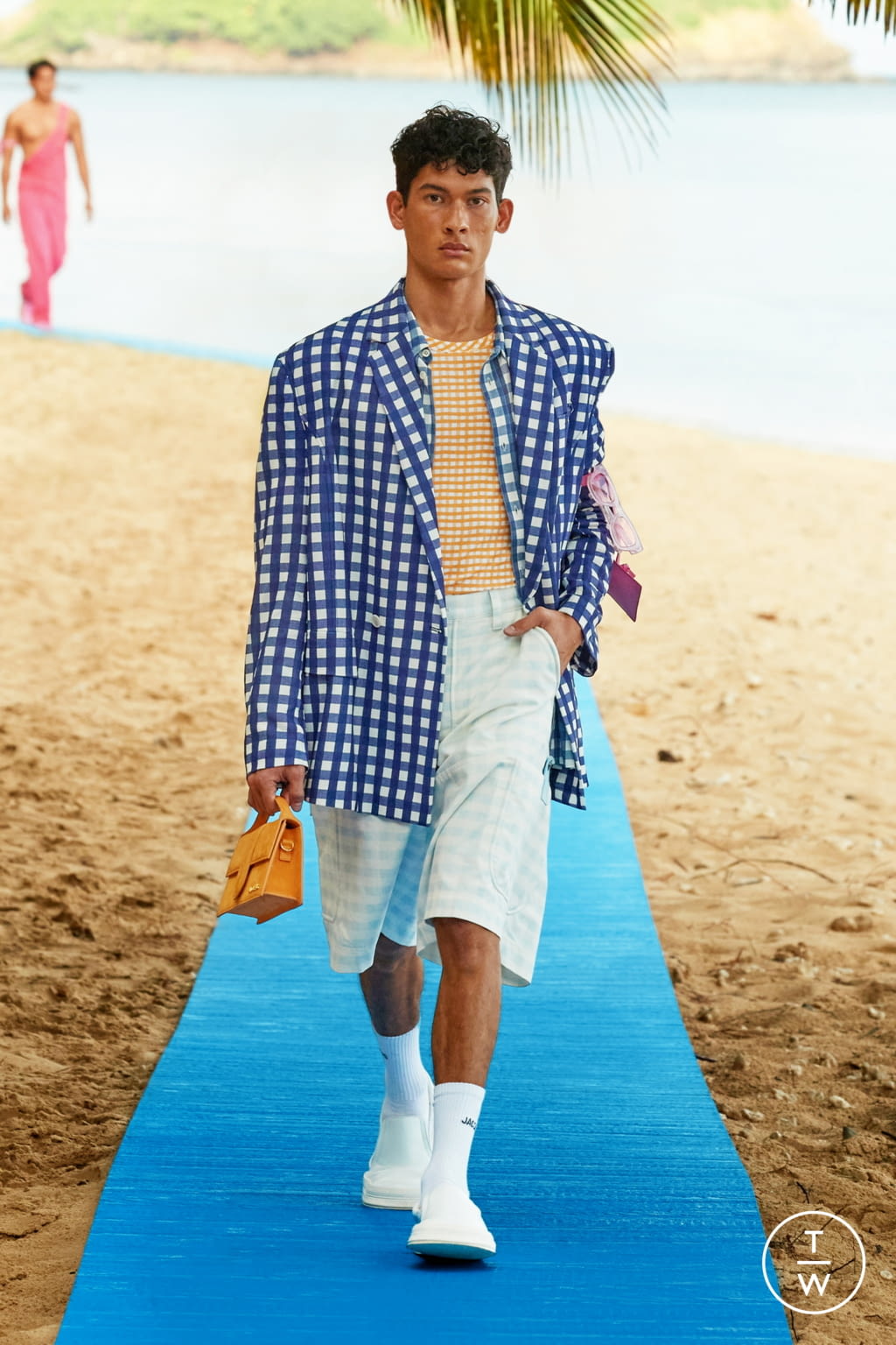 Fashion Week Paris Spring/Summer 2022 look 27 from the Jacquemus collection womenswear
