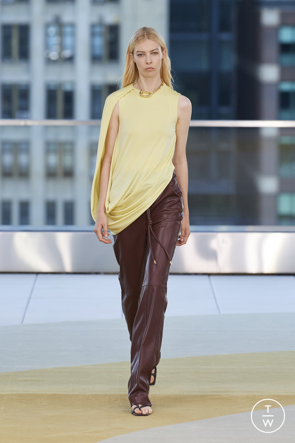 Fashion Week New York Spring/Summer 2022 look 27 from the Simkhai collection 女装