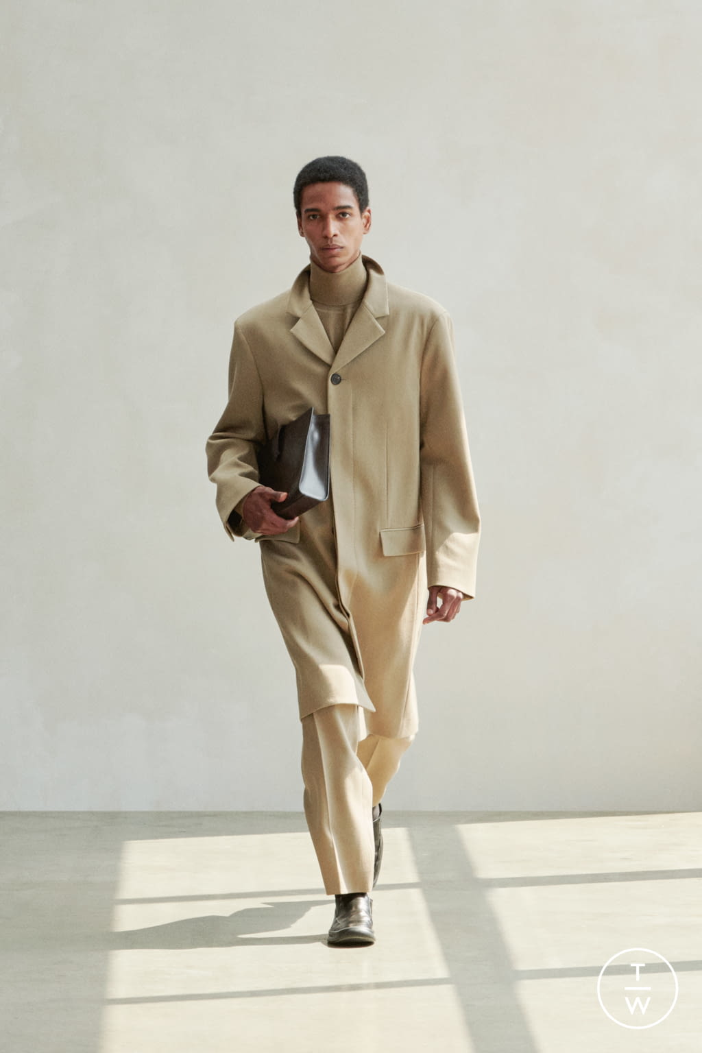 Fashion Week New York Spring/Summer 2022 look 28 from the The Row collection womenswear