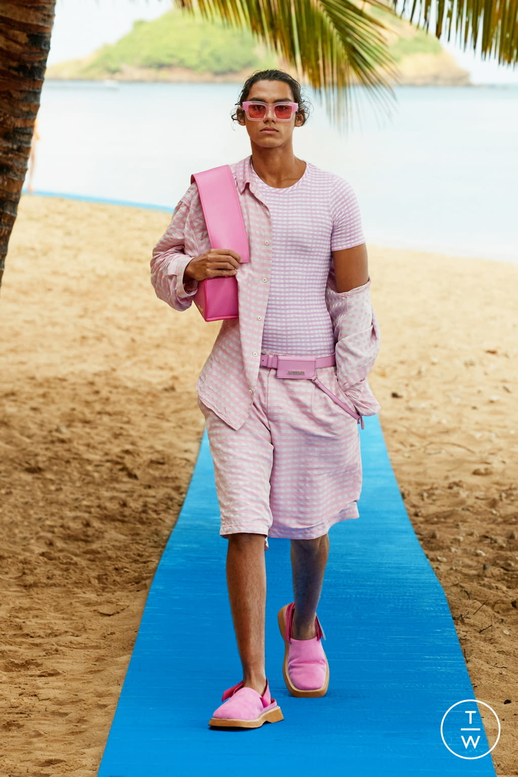 Fashion Week Paris Spring/Summer 2022 look 29 from the Jacquemus collection 女装